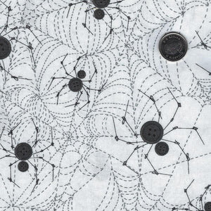 Mr. Bones Sews par Kimberlee Peers-Moore pour Figo Fabrics - Background White Spiders