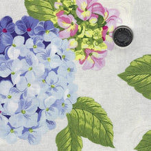 Charger l'image dans la galerie, Hydrangeas In The Garden par Jennifer Bosworth pour Riley Blake Designs - Background Cream Pearl Main Multi
