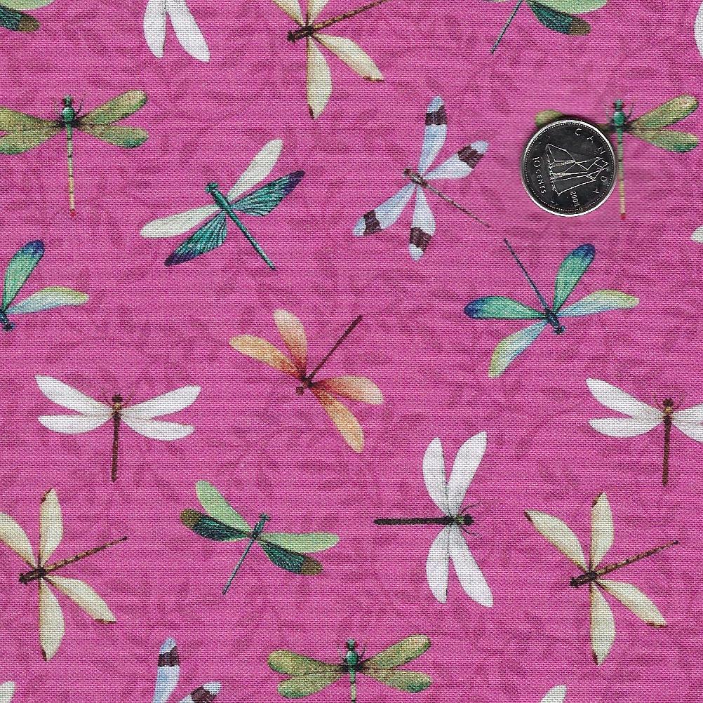 Water Lilies par Michel Design Works pour Northcott - Background Dark Pink Dragonfly Toss