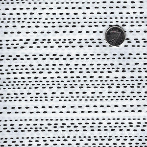 Century Black on White par Andover Fabrics - Dotted Lines